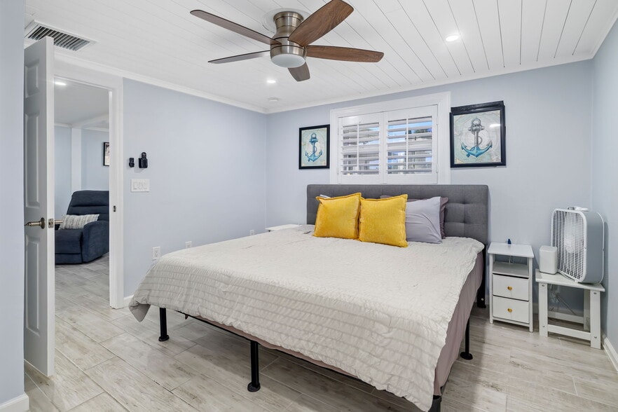 More Photos Of 9022 Midnight Pass Rd, Sarasota Apartments For Sale