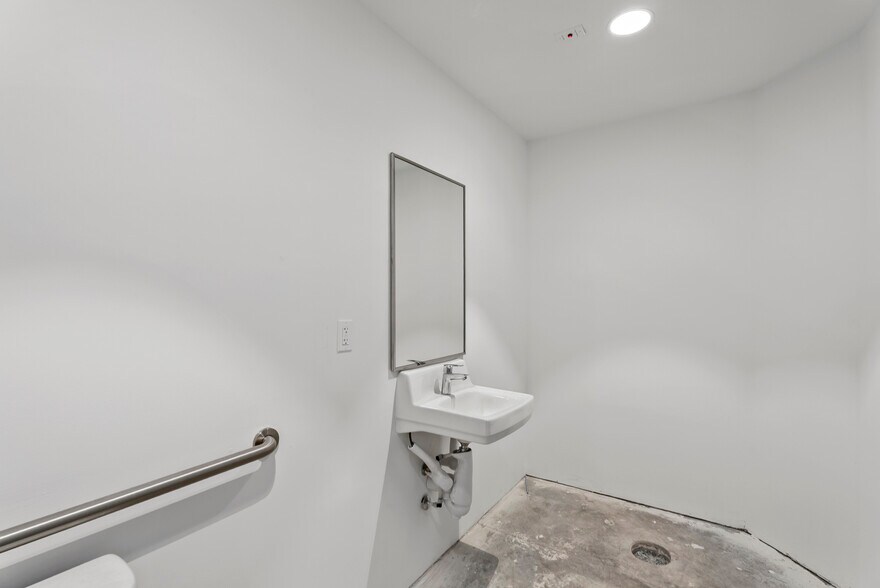 More Photos Of 6566 Palmer Park Cir, Sarasota Self Storage For Sale