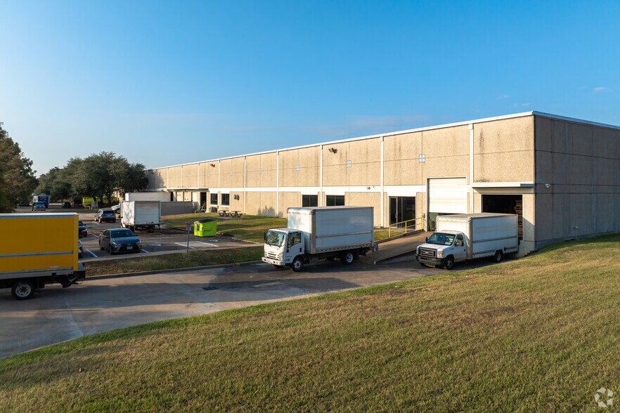 More Photos Of 10600 Corporate Dr, Stafford Warehouse For Lease