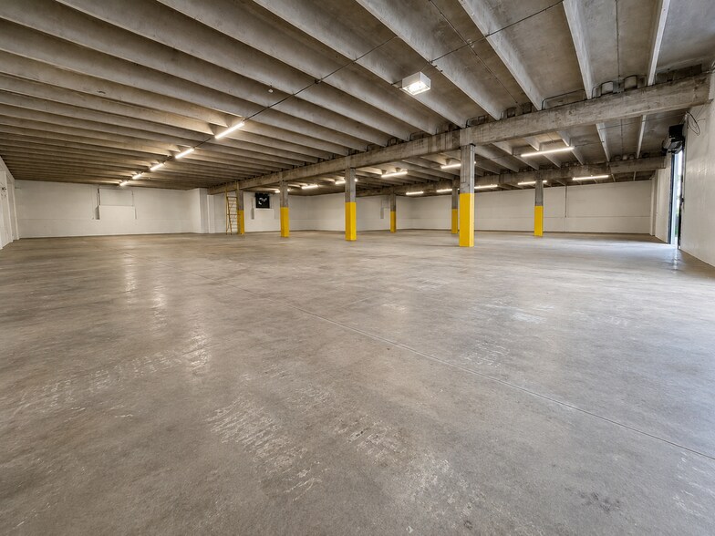 More Photos Of 12388 Starkey Rd, Largo Warehouse For Lease