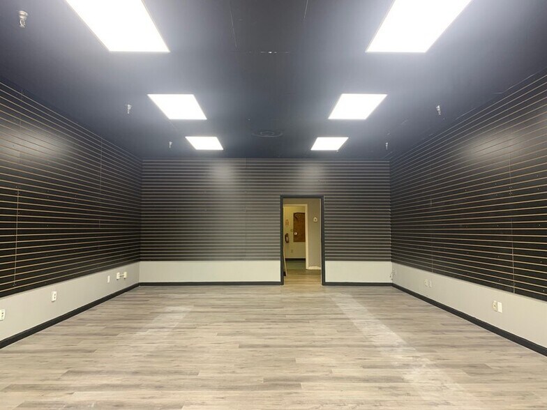 More Photos Of 1100 Eisenhower Dr, Savannah Storefront Retail Office For Lease