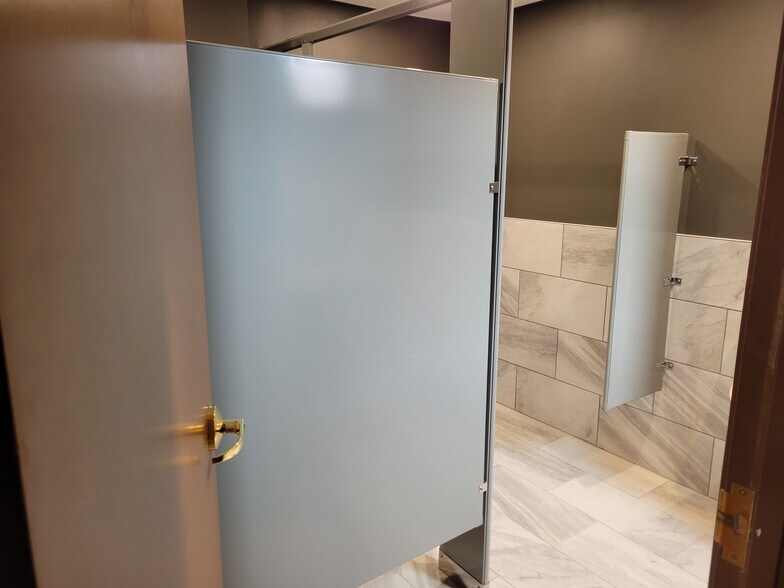 More Photos Of 90 E Jefferson St, Franklin Specialty For Lease