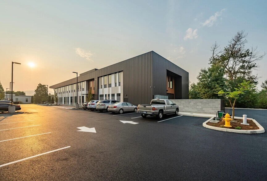 More Photos Of 3521 Avion Dr, Medford Flex For Lease