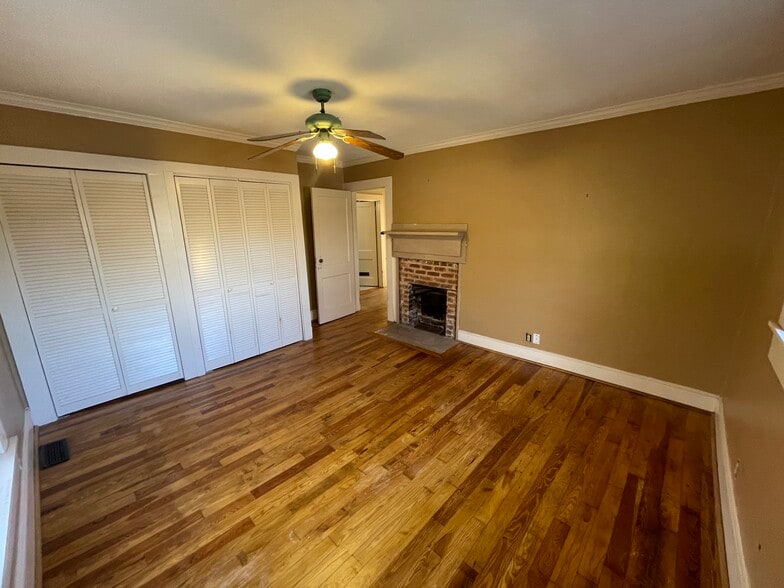 More Photos Of 1015 Canton St, Roswell General Retail For Sale