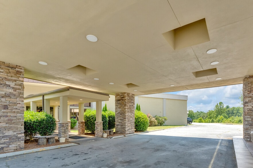 More Photos Of 201 Sugarloaf Rd, Hendersonville Hotel For Sale