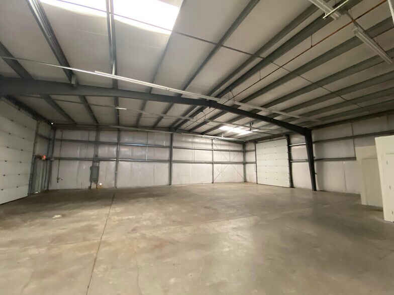 More Photos Of 8300 E Valencia Rd, Tucson Warehouse For Lease