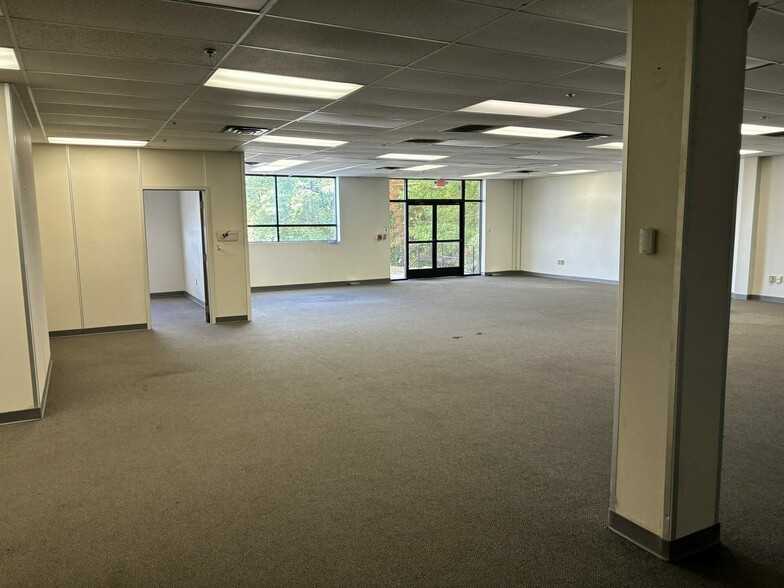 More Photos Of 562 Captain Neville Dr, Waterbury Manufacturing For Lease