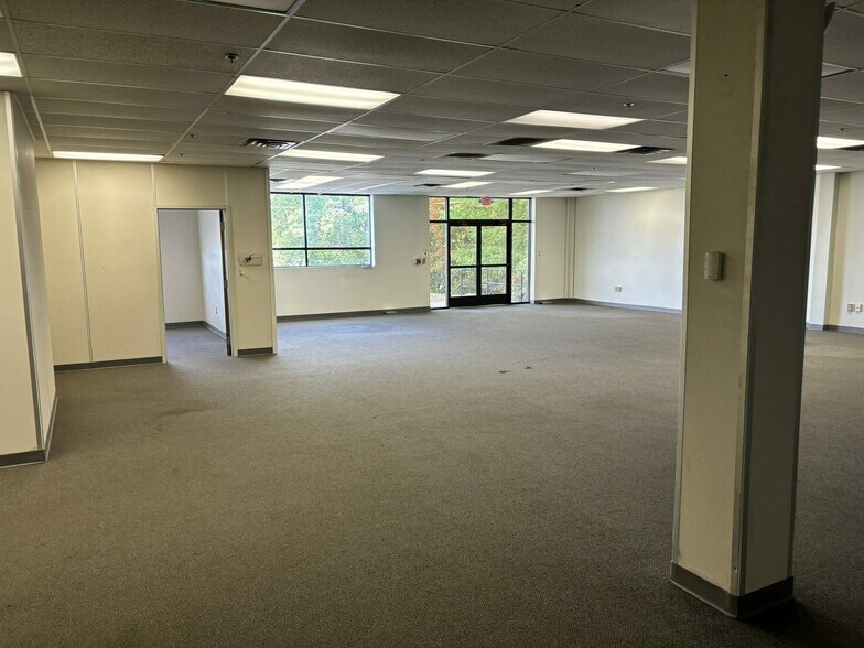 More Photos Of 562 Captain Neville Dr, Waterbury Manufacturing For Lease