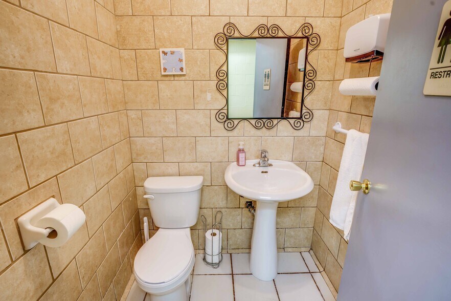 More Photos Of 475 Enfield Rd, Burlington Veterinarian Kennel For Sale