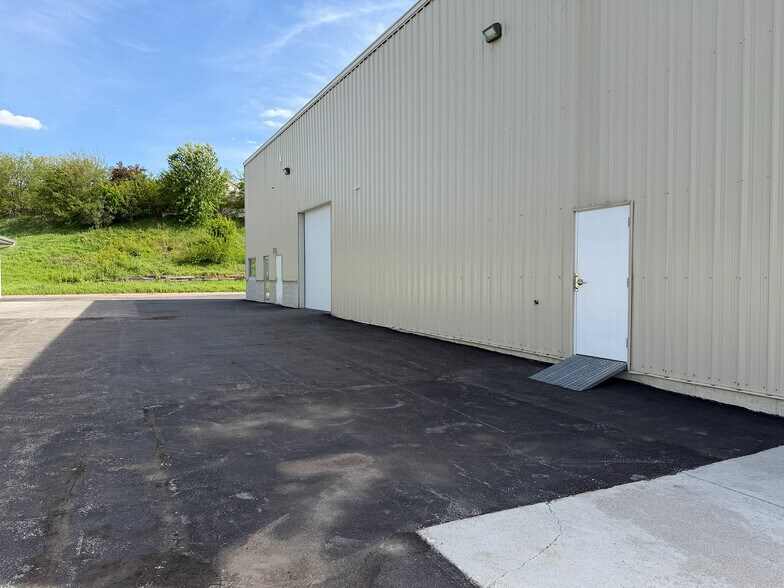 More Photos Of 1112 Applewood Dr, Papillion Warehouse For Sale