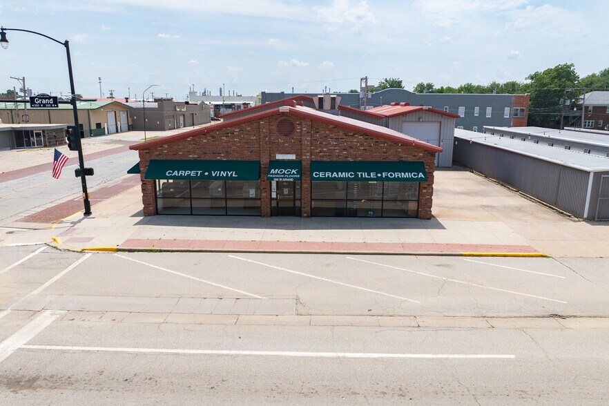 More Photos Of 300 W Grand Ave, Ponca City Freestanding For Sale