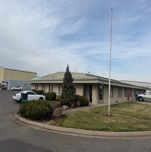 More Photos Of 28717 Grumman Dr, Eugene Airplane Hangar For Sale