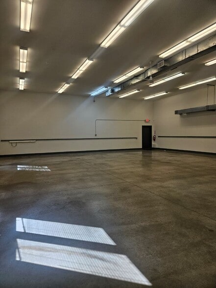 More Photos Of 3207 Laura Ln, Middleton Flex For Lease