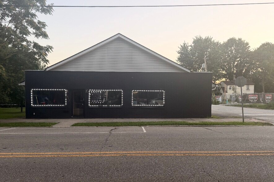 Primary Photo Of 1617 State St, New Albany Freestanding For Lease