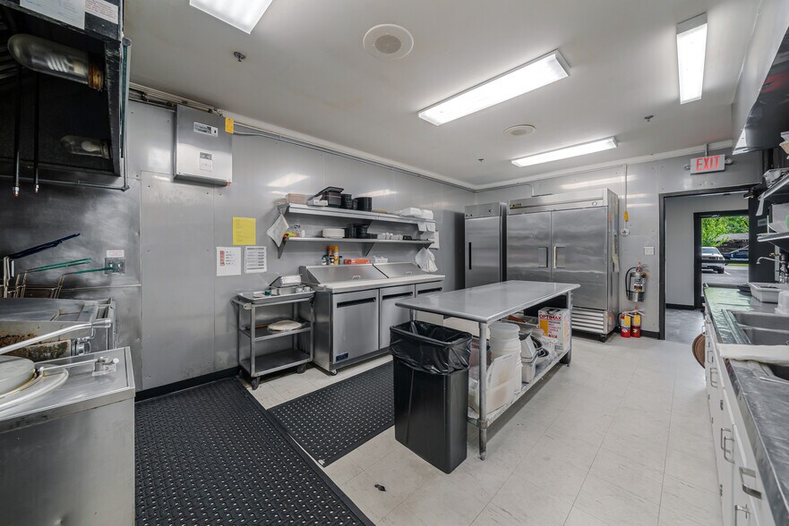 More Photos Of 689 Broadway, Berlin Restaurant For Sale