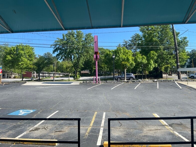 More Photos Of 1858 Cheshire Bridge Rd NE, Atlanta Storefront Retail Office For Lease