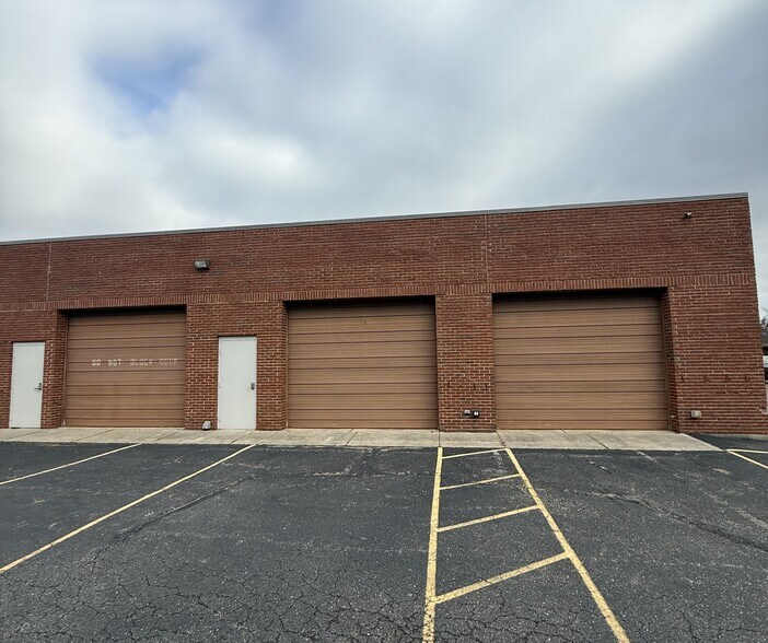 More Photos Of 6635 Centerville Business Pky, Centerville Light Manufacturing For Lease