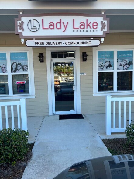 Primary Photo Of 723-753 CR 466, Lady Lake Medical For Sale