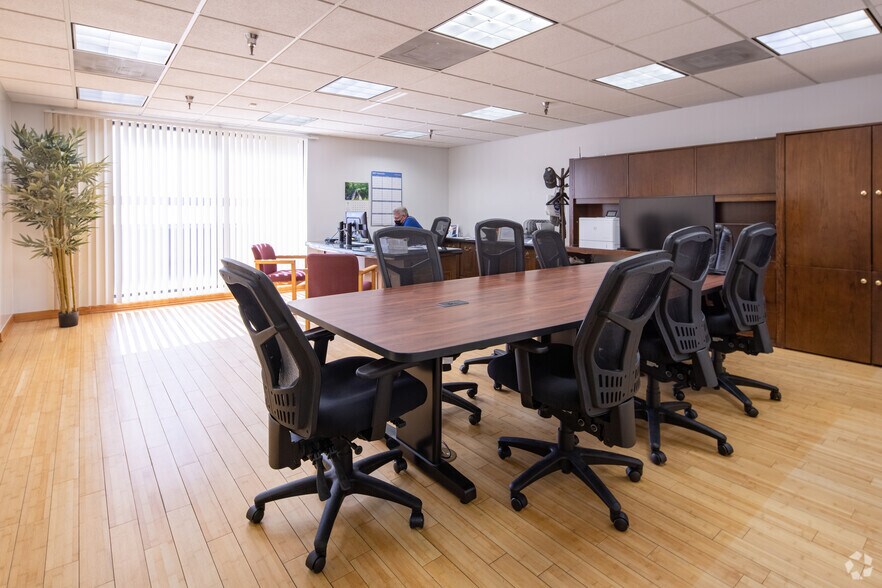 More Photos Of 21310-21314 Lassen St, Chatsworth Warehouse For Lease