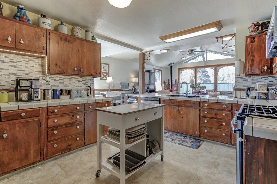 More Photos Of 718 Main St, Weaverville Hotel For Sale