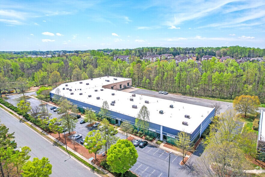 More Photos Of 9009 Perimeter Woods Dr, Charlotte Light Distribution For Lease