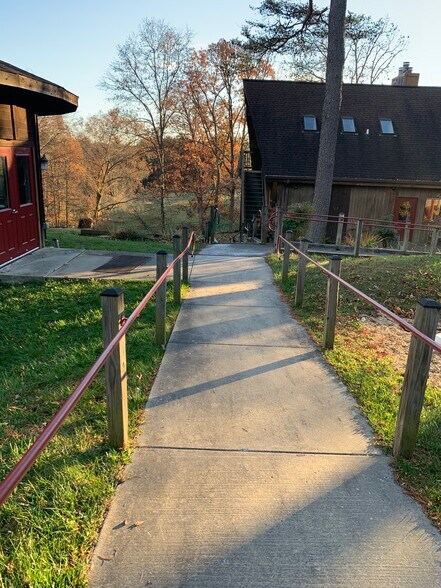 More Photos Of 16913 Germantown Rd, Germantown Religious Facility For Lease