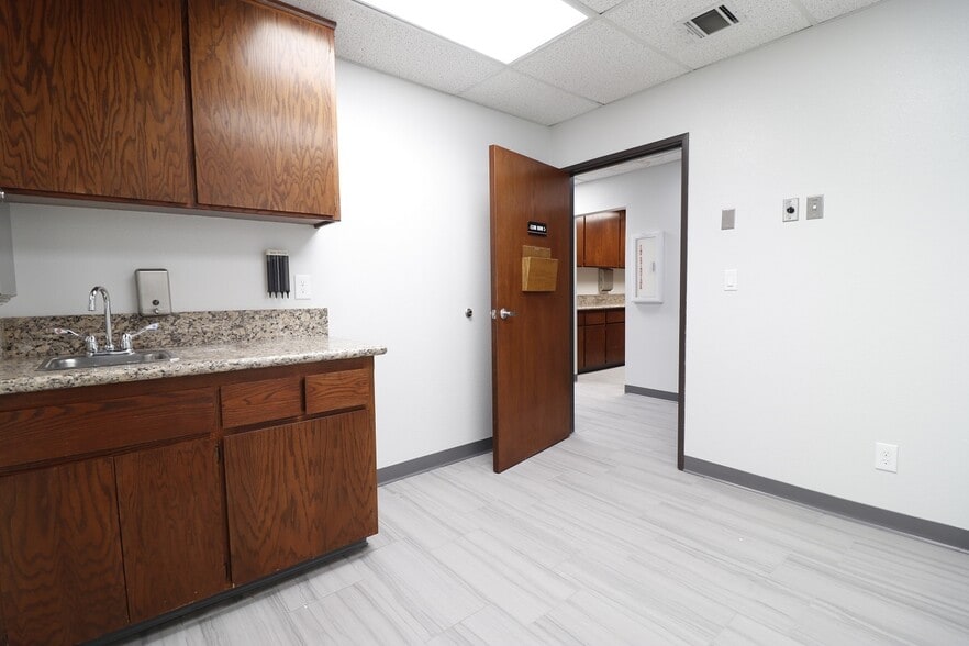 More Photos Of 16017 Tuscola Rd, Apple Valley Medical For Lease