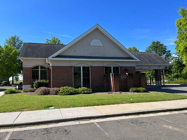 More Photos Of 136 Twin Oaks Rd, Dobson Storefront Retail Office For Lease