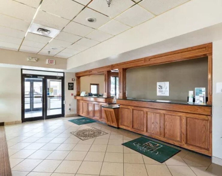 More Photos Of 2008 Avenue F NW, Childress Hotel For Sale