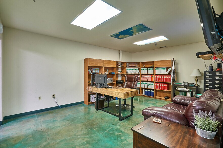 More Photos Of 590 S Grand Ave, San Jacinto Service For Sale