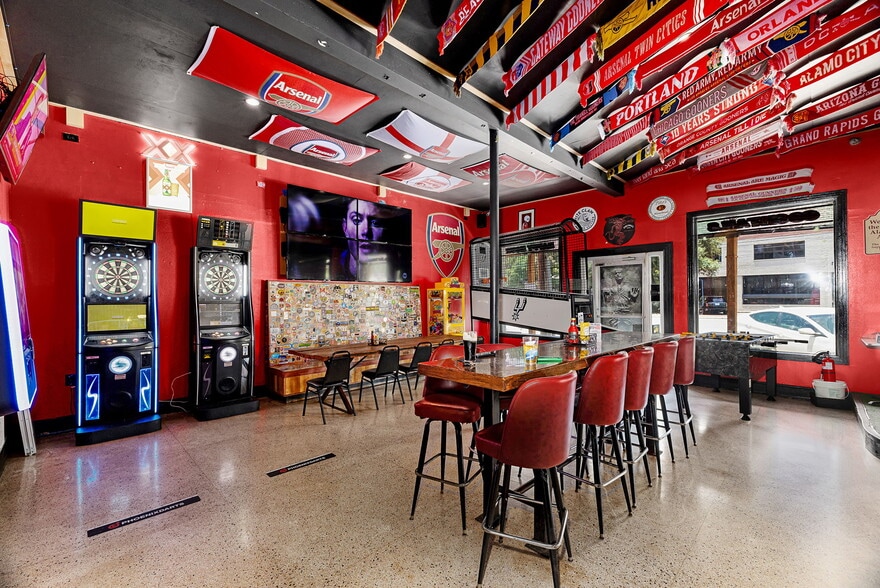 More Photos Of 5050 Broadway, Alamo Heights Restaurant For Sale