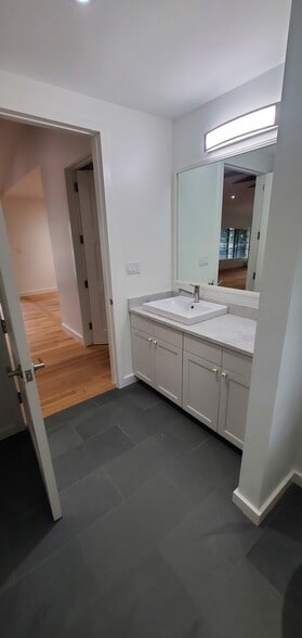 More Photos Of 1405 E 38th 1/2 St, Austin Office For Lease