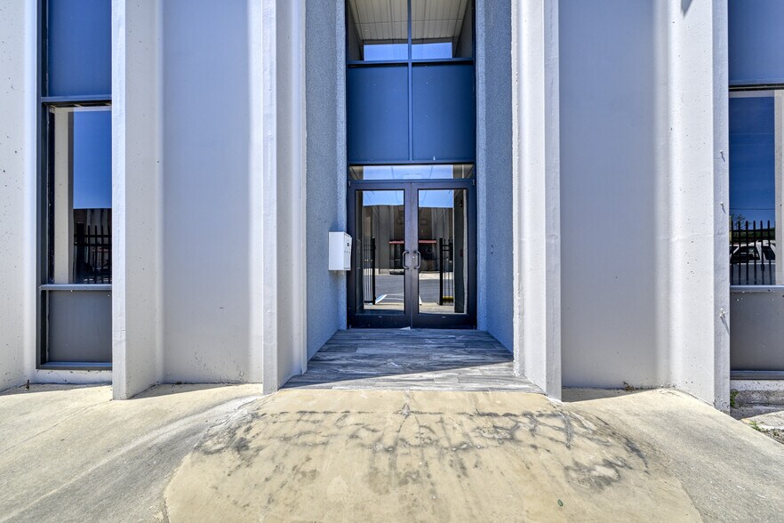 More Photos Of 8282 Western Way Cir, Jacksonville Warehouse For Lease