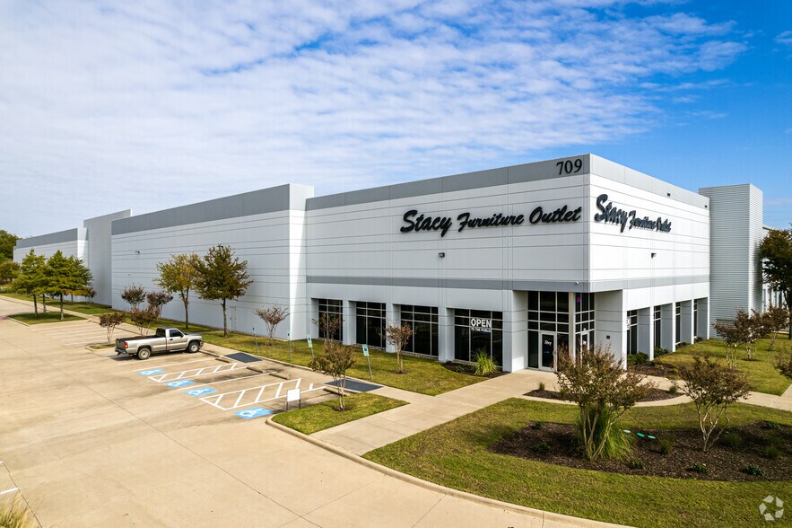 More Photos Of 709 Enterprise Dr, Flower Mound Distribution For Lease