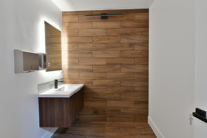 More Photos Of 1448 W Rosecrans Ave, Gardena Warehouse For Sale