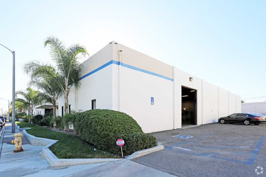 More Photos Of 2910-2912 E Blue Star St, Anaheim Manufacturing For Lease