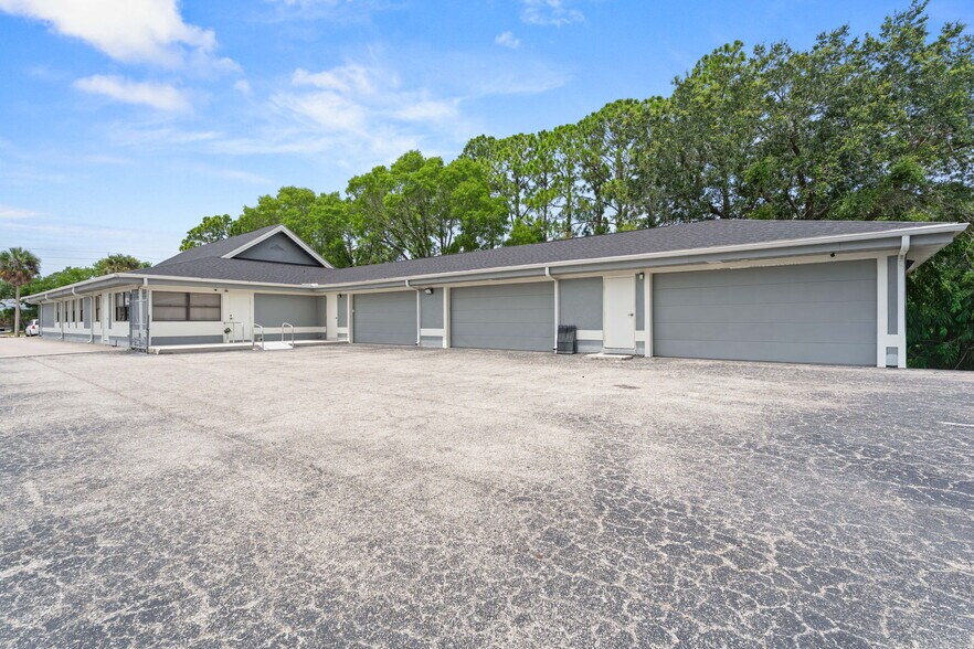 More Photos Of 6241 Arc Way, Fort Myers Office For Sale