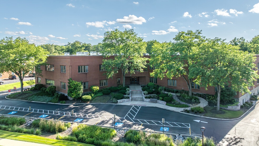 Primary Photo Of 950 N York Rd, Hinsdale Medical For Sale