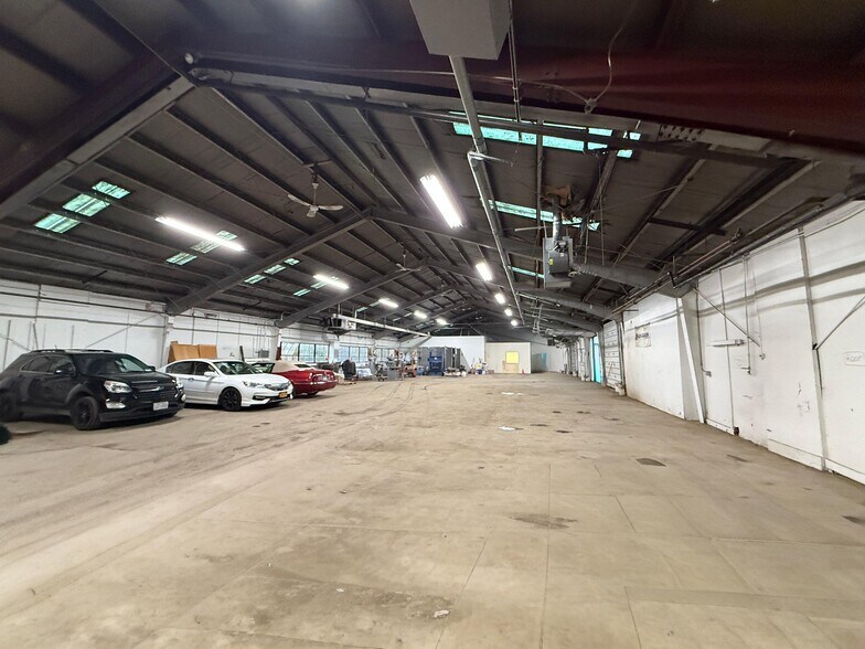 More Photos Of 304 W Second St, East Syracuse Warehouse For Lease