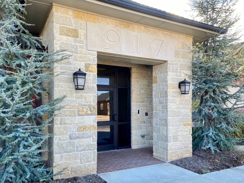 More Photos Of 917 Cedar Lake Blvd, Oklahoma City Office For Lease
