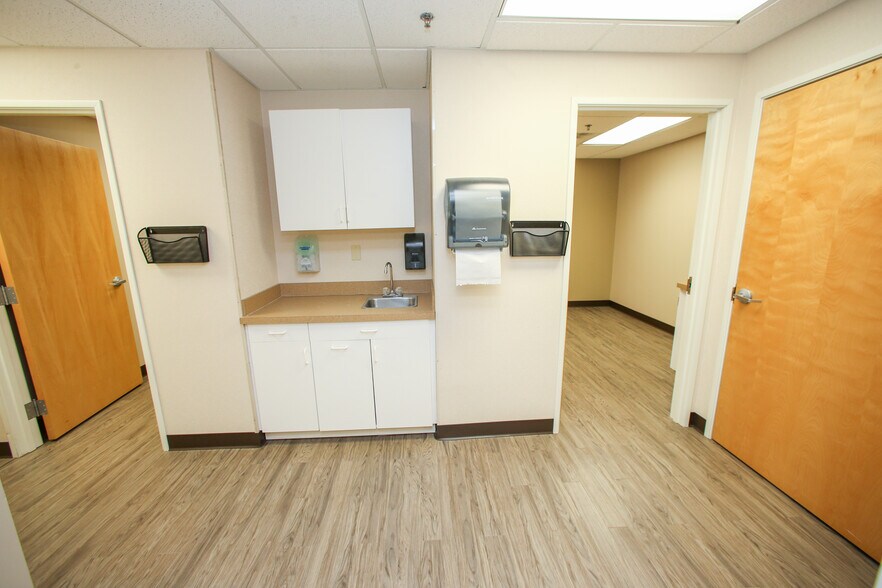 More Photos Of 3660 Guion Rd, Indianapolis Medical For Lease