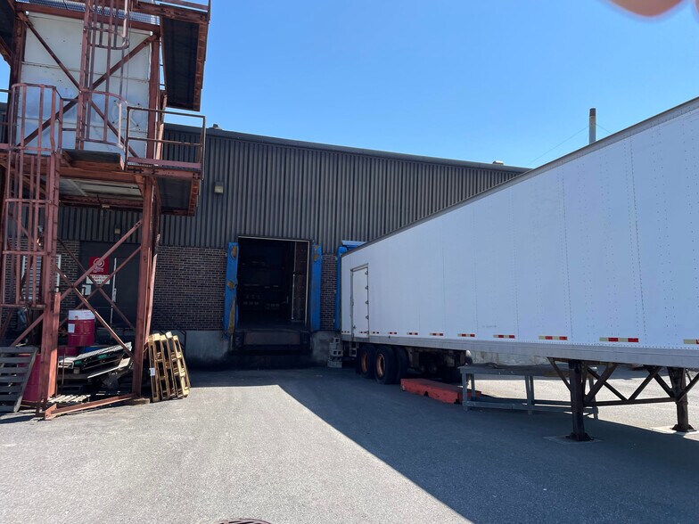 More Photos Of 16791-16821 Boul Hymus, Kirkland Warehouse For Lease