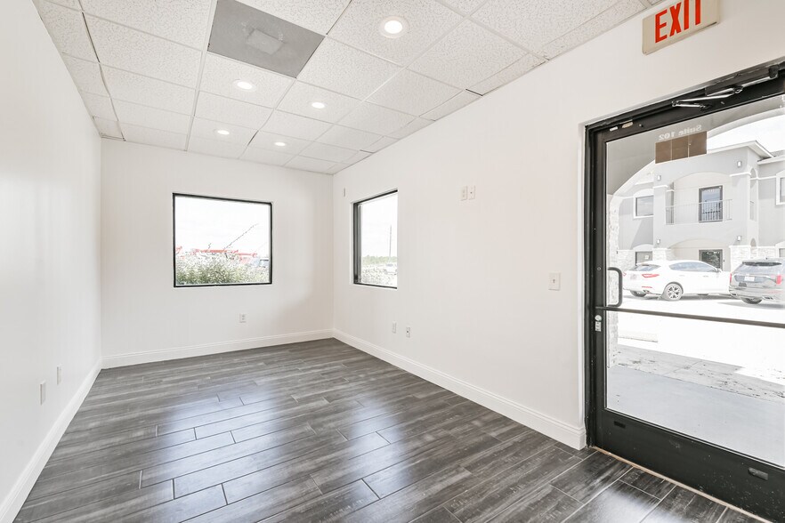 More Photos Of 20550 Townsen Blvd, Humble Office For Sale