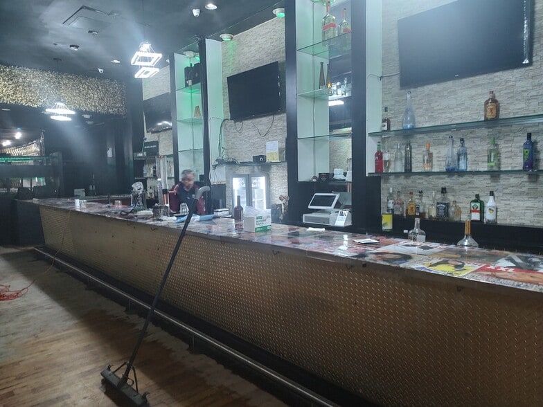 More Photos Of 10 S Calvert St, Baltimore Bar For Sale