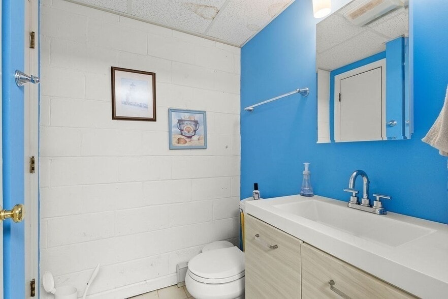 More Photos Of 258 Edgartown Vineyard Haven Rd, Edgartown Medical For Sale