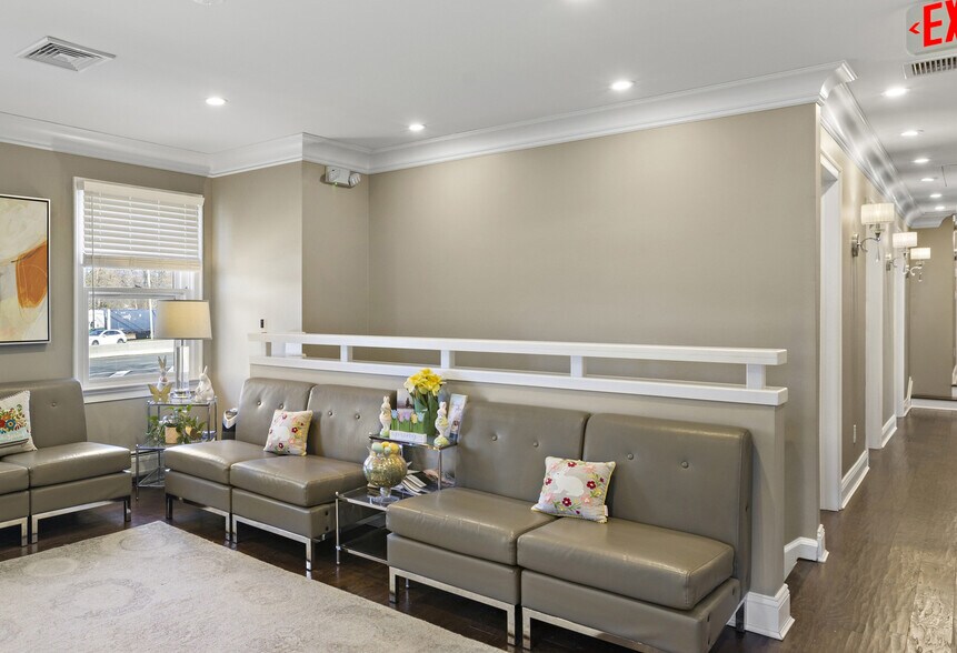 More Photos Of 584 State Rt 17, Ridgewood Office Residential For Lease