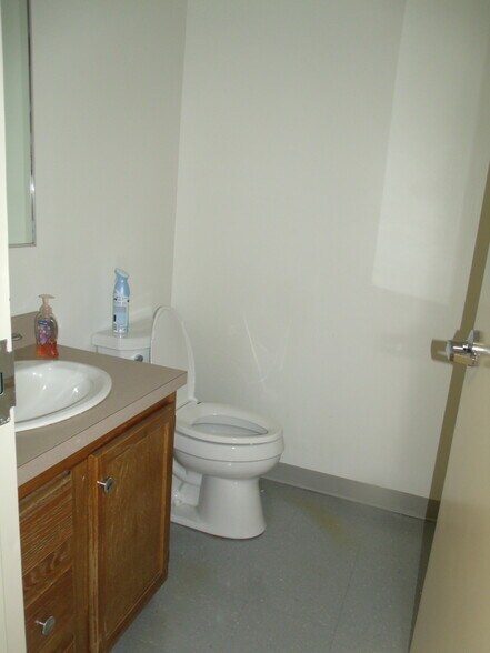 More Photos Of 411 Holmes St, Frankfort Light Distribution For Sale