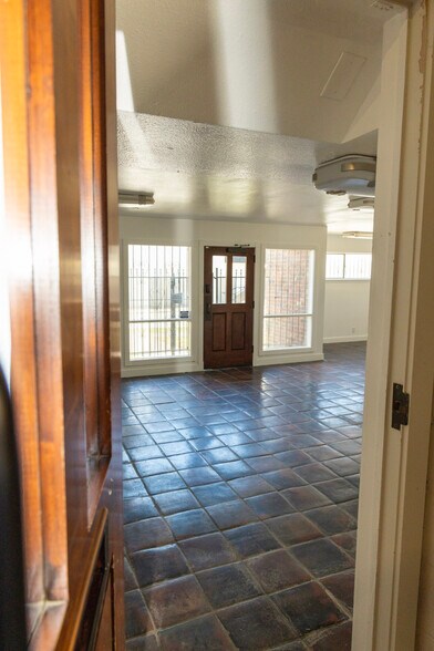 More Photos Of 307-311 Lombrano St, San Antonio Warehouse For Sale