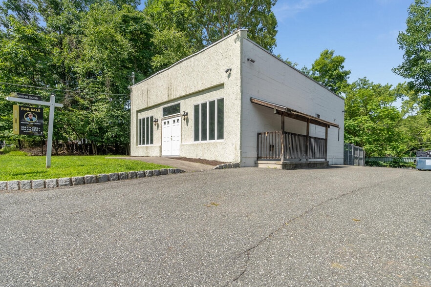 More Photos Of 23 Pawnee Ave, Rockaway Office For Lease