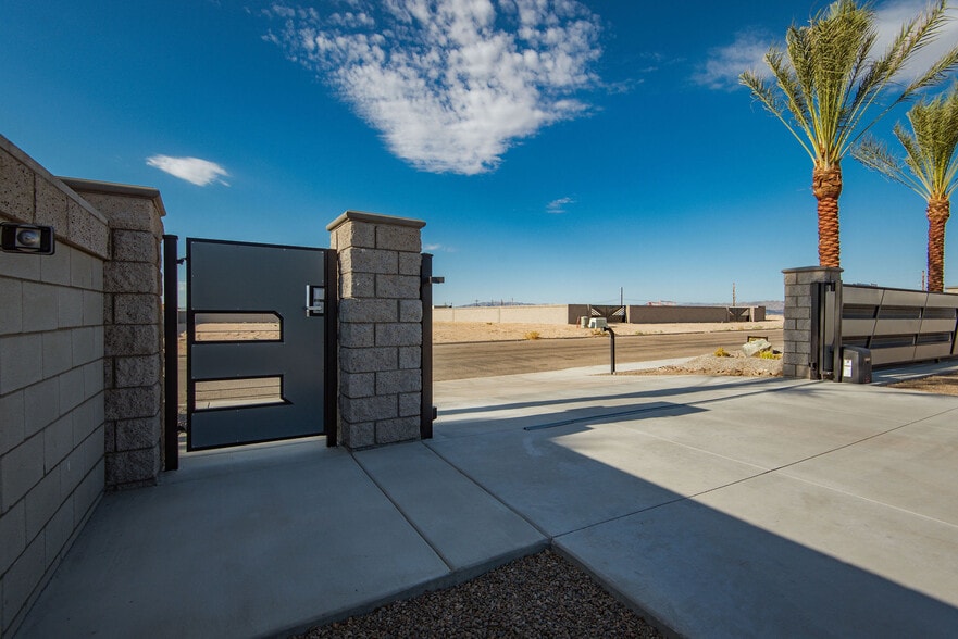 More Photos Of 1551 E World Blvd, Fort Mohave Showroom For Sale